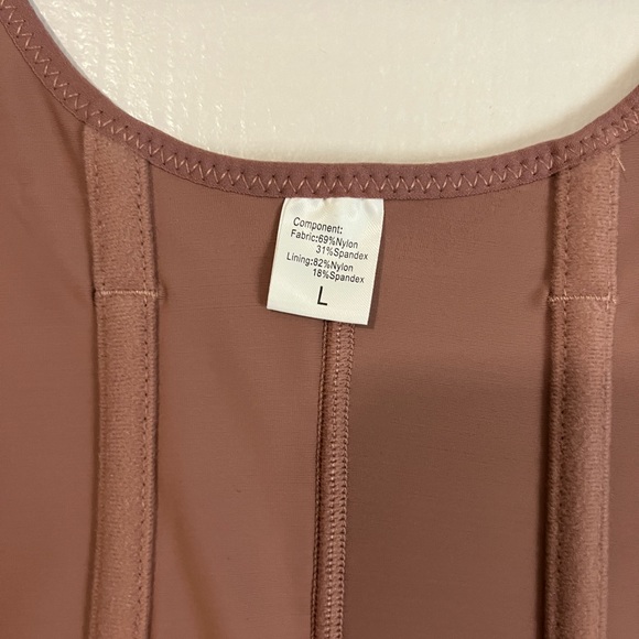 Post op bbl, liposuction faja. Brand new never worn - Picture 2 of 5